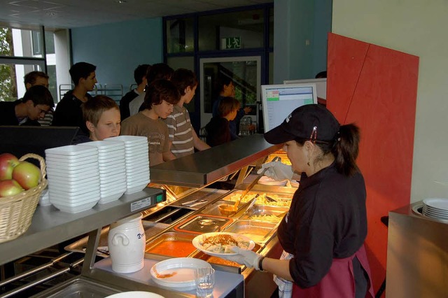 Groer Andrang am Buffet der neuen Schulmensa des Goethe-Gymnasiums.   | Foto: Gerhard Walser