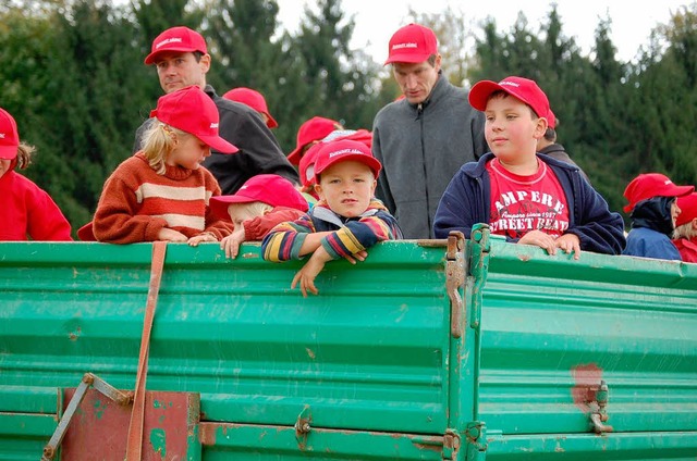 Mit dem Traktor ging es zur Aktion &#8...ft sen&#8220; auf dem Hof Dinkelberg.  | Foto: Edgar Steinfelder