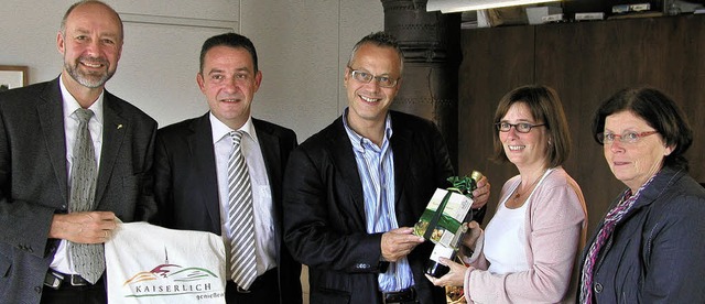 Im Endinger Rathaus trafen sich (von l...tuhl, Annette Senn und Gerda Kauschat.  | Foto: Ilona Hge