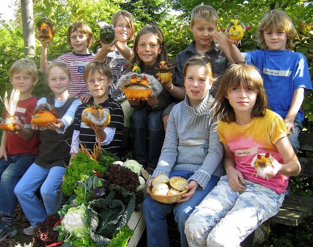 Stolz prsentierten die Kinder die Kr...Erntedank-Aktionstag basteln durften.   | Foto: Anne Freyer