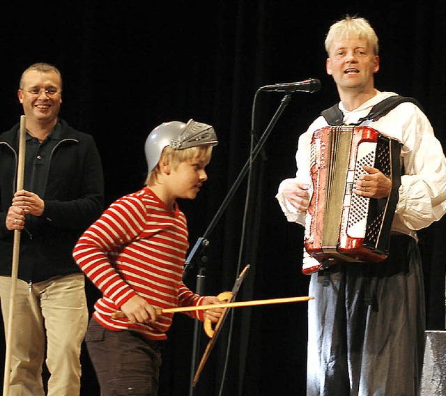 Christian M. Schulz  (rechts) trat mit...die Kinder durften mit auf die Bhne.   | Foto: H. Fssel