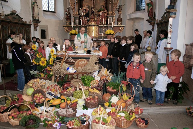 Der Erntealtar in Birkendorf wurde tra...ahr: &#8222;Vom Korn zum Brot&#8220;.   | Foto: Norbert Schwarz