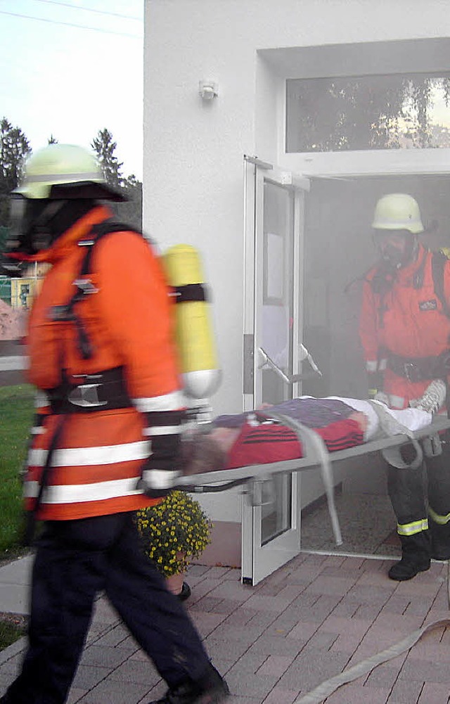 Neun Kinder konnte die Feuerwehr Gndelwangen aus der Schule retten.   | Foto: Cornelia Selz