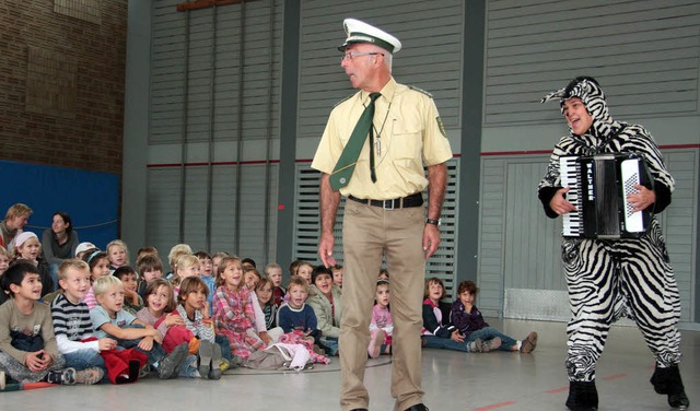 Ein unschlagbares Team:  Polizistund Zebra.    | Foto: DEcoux-KOne