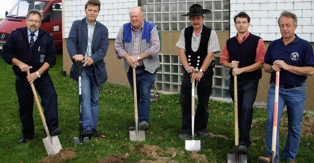 Die ersten Lcher sind gegraben, jetzt...gner, Martin Lauber und Gnter Vlkle.  | Foto: Christin Keller