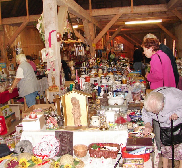 Drei Tage lang konnte beim Flohmarkt d... der Jungviehweide reges Markttreiben.  | Foto: Christa Maier