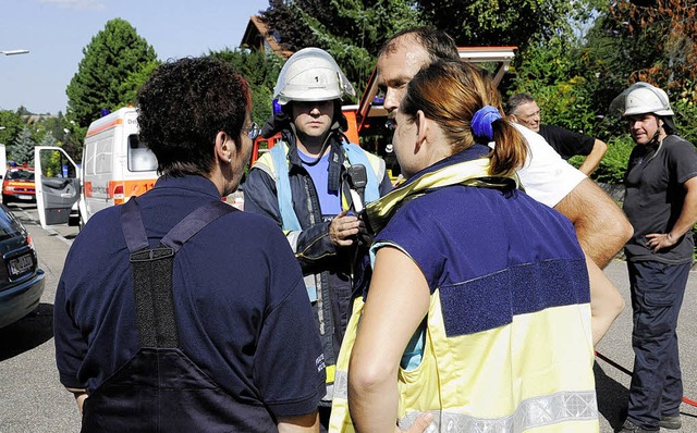 Im Einsatz: Notfallseelsorger der Feue...zleiter in die Situation eingewiesen.   | Foto: Volker Mnch