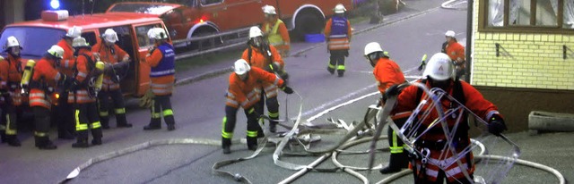 Die Bernauer Wehr simulierte einen Einsatz mit viel knstlichem Rauch.   | Foto: Ulrike Spiegelhalter