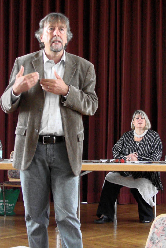 Erhard Schmitt und  Jutta van Dick informierten.   | Foto: Nicole Mai