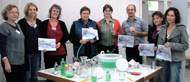 Die Teilnehmer der Schulung mit einem Tisch voller Experimente.   | Foto: Nicole Mai