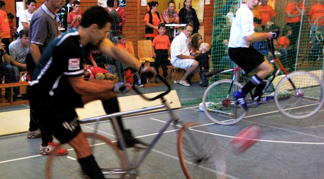 Rasanten Sport boten die Teams beim Turnier der Radballer.  | Foto: seuser