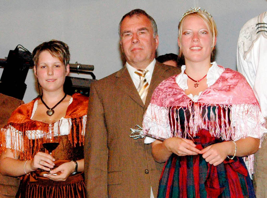 2006: Die bisherige Weinknigin Melanie Hummel, Brgermeister Willi Mathis und Isabell Kindle