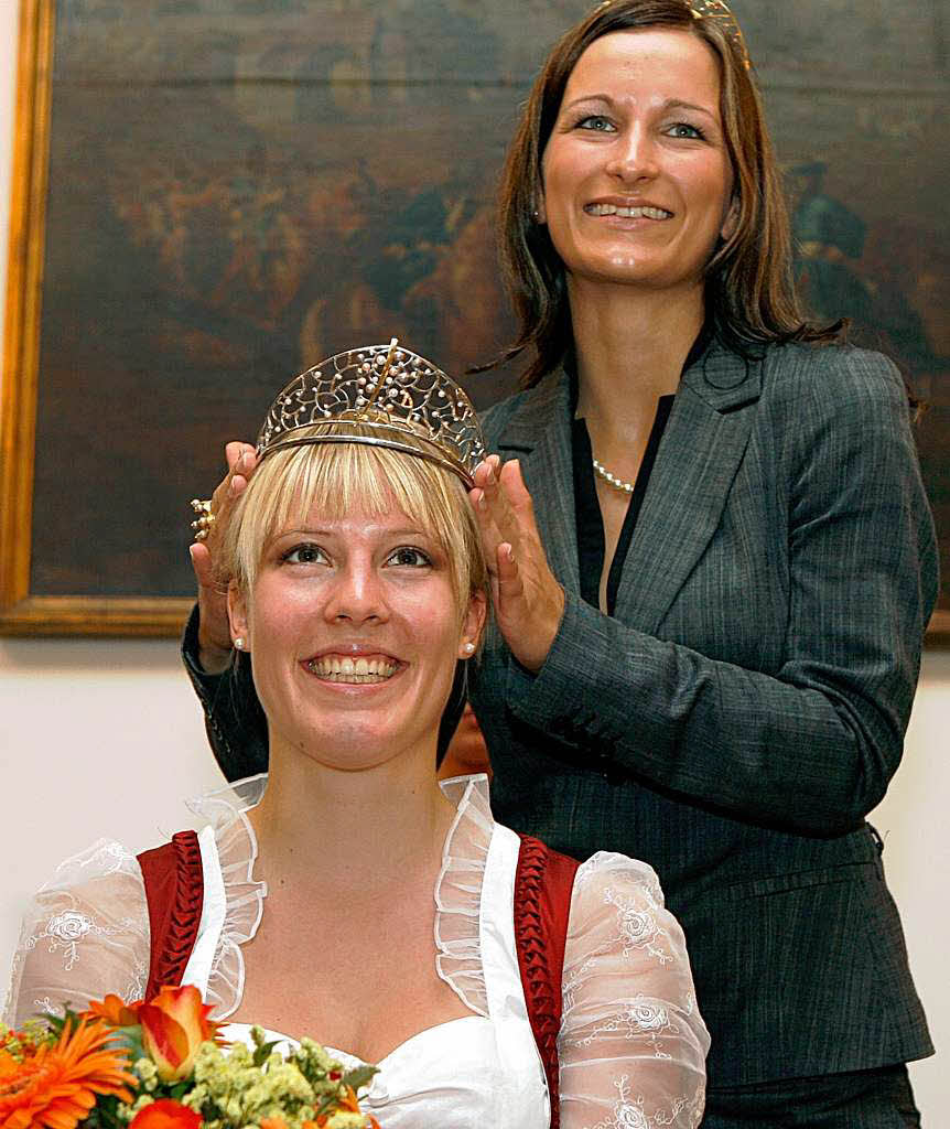 2008: Die deutsche Weinknigin Evelyn Schmidt  setzt der neuen badischen Weinknigin nach ihrer Wahl in Freiburg die Krone auf.