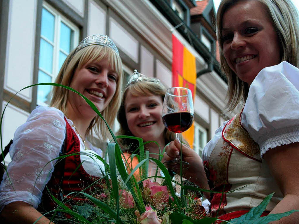 2008:  Isabell Kindle mit den   Weinprinzessinnen Eva Mller und  Adrienne Streif (von links)