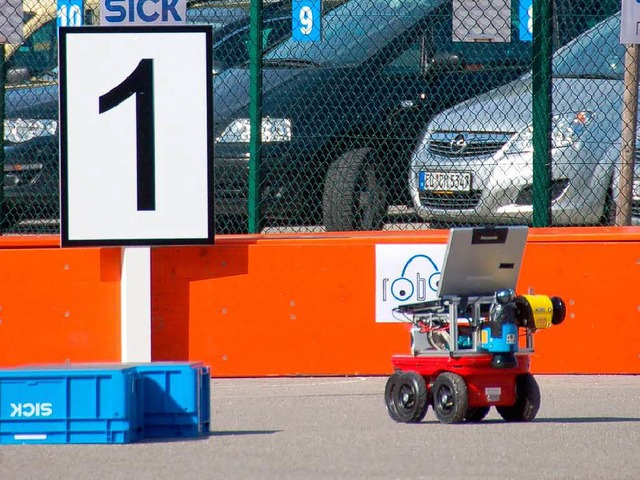 Sag mir, wo die Zahlen sind: Ein Robot...22;sieht&#8220; die 1 am Parcoursrand.  | Foto: Sylvia Timm