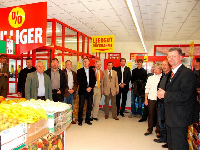 Verkaufsleiter Michael Stemminger (rec...zur  Erffnung durch den  Penny-Markt.  | Foto: Roland Vitt