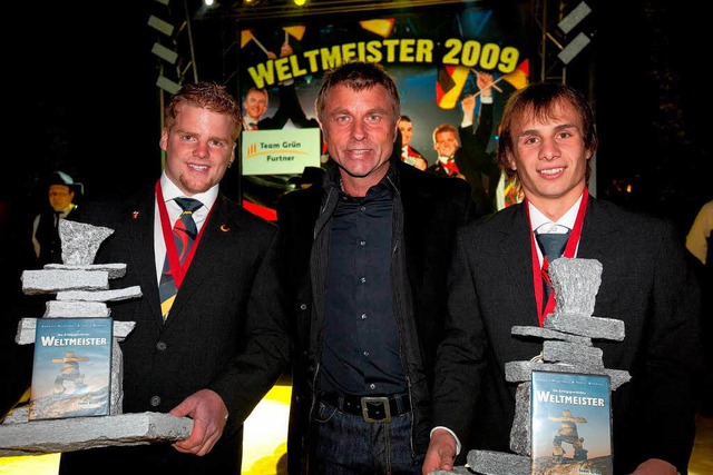 Strahlende Sieger mit Chef (von links)...  Otto Furtner und  Andreas Waldvogel   | Foto: privat