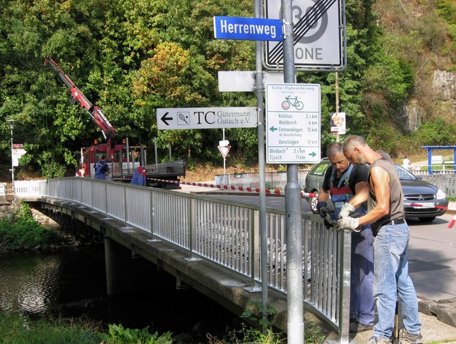 Erneuerung des Gutacher gelnders an der Elzbrcke.  | Foto: Gnter Bank