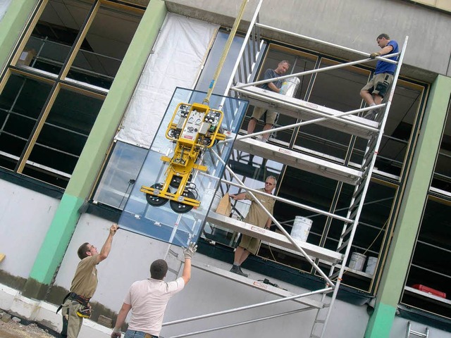 Der Einbau der umstrittenen Fensterfront.  | Foto: BZ