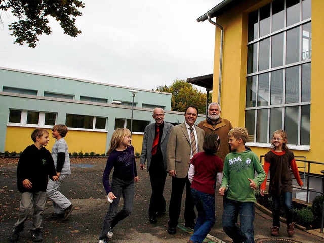 Freuen sich ber den Abschluss der San...Schfer, Wolfgang Singler und Schler.  | Foto: Heidi Foessel