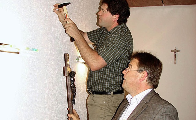 Willi Frey (links) und Martin Lauble hngen gleich das neue Kreuz an die Wand.   | Foto: christa Maier