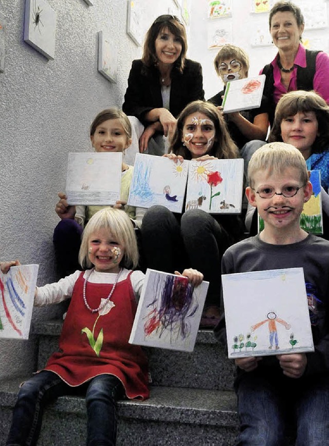 Die kreativen Kinder mit ihren Werken,...Diana Dees, rechts Karin Goger-Klundt   | Foto: W. Knstle