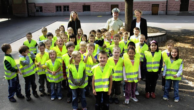 Gelbe Trikots erhielten die Tumringer ...e sicher in die Schule kommen knnen.   | Foto: BZ