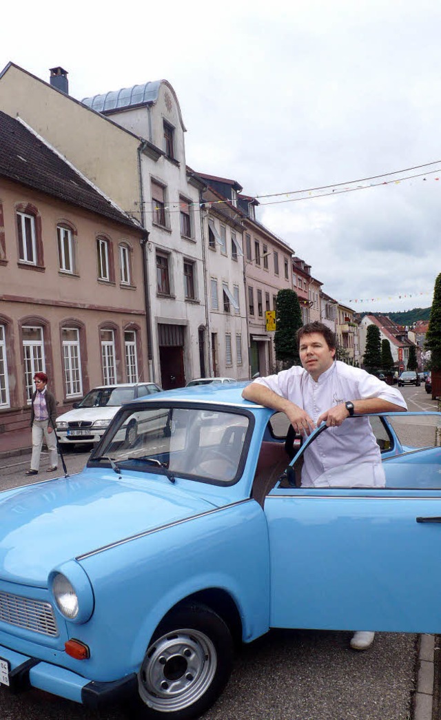 Erinnerung an die Herkunft: Sternekoch Lutz Janisch und sein blauer Trabi    | Foto: HlkemEier