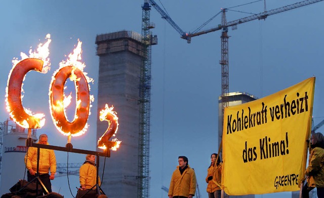 Verheizt? Greenpeace-Mitglieder demons...en gegen den Bau des Kohlekraftwerks.   | Foto: DPA