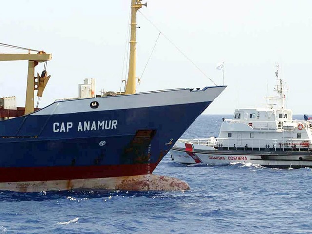 Die &quot;Cap Anamur&quot; begleitet v...tung vor Porto Empedocle auf Sizilien.  | Foto: dpa