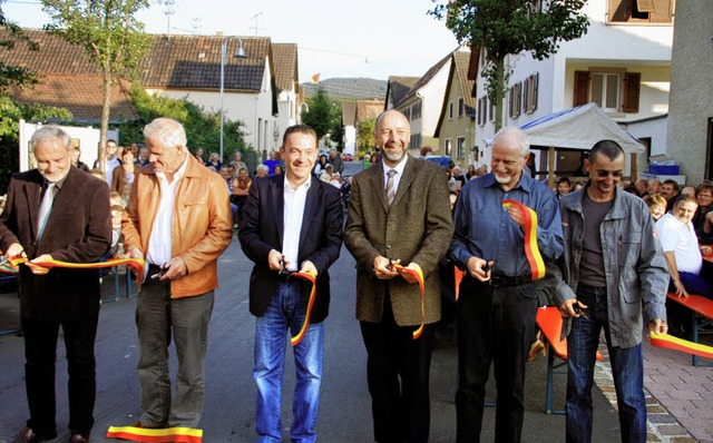 Ortsvorsteher Franz Spth, Ortschaftsr...inks) beim Durchschneiden des Bandes.   | Foto: Roland Vitt