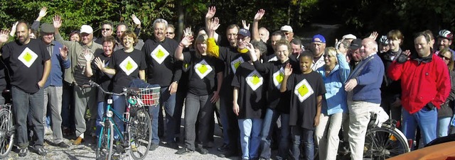 Kennzeichen schwarzes T-Shirt mit Bahn... Die Mitglieder der Brgerinitiative.   | Foto: Gnter Killius