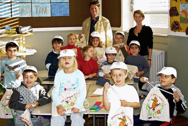 Erstklssler der Leopoldschule freuen ...ik Hoffmann und Rektorin Alice Weeber.  | Foto: Guldenschuh