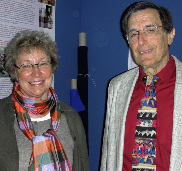Kuratorin Sigrid Schaub und Werner Kno...is Knigsblau&#8220; im Textilmuseum.   | Foto: Klein