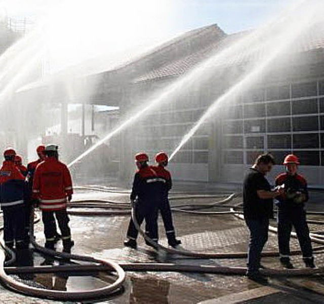 Jungfeuerwehrleute bten bei der Straenmeisterei.   | Foto: Raab