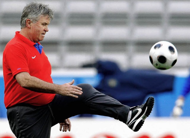 Zwar strt der Bauch ein bisschen, abe...kann Guus Hiddink immer noch umgehen.   | Foto: dpa