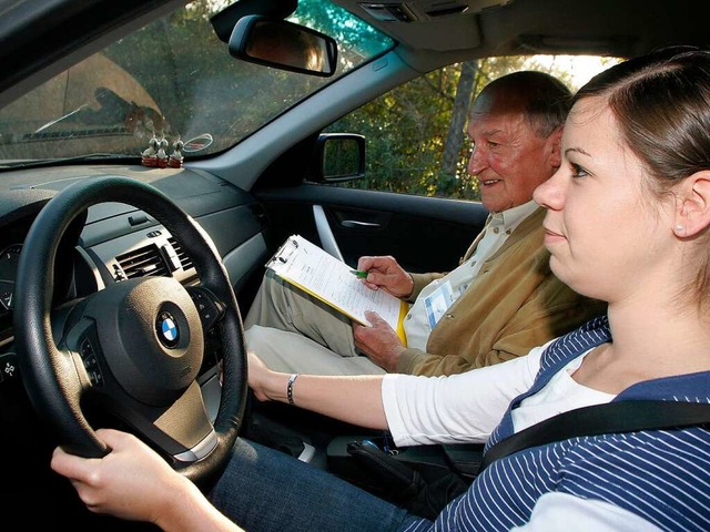 Vorausschauend fahren: Fahrtrainer Kar...Pauli zeigt Anja Schaub, wie das geht.  | Foto: Heidi Foessel