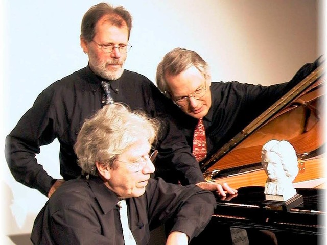 Das Bosart-Trio blickt auf Bach: HansH... (stehend, von links), Reinhard Buhrow  | Foto: Promo