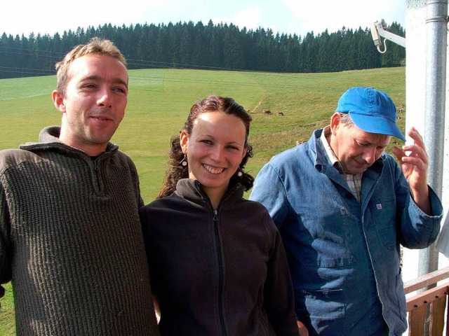 Jrgen Schuler und Katrin Ernst mit Altbauer Josef Schuler von links.  | Foto: Alexandra Wehrle