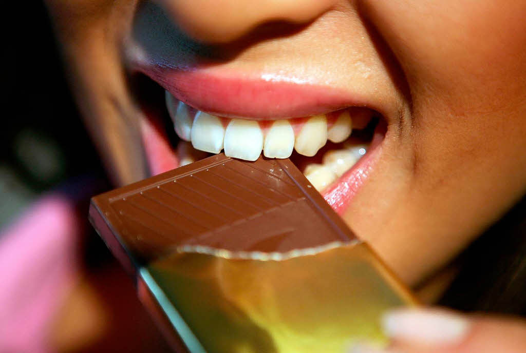 Tipp 5: Schokolade naschen. Ob in fester oder flssiger Form: Schokolade ist ein toller Stimmungsaufheller.  Figurbewusste greifen zur zartbitteren Variante. Davon muss man weniger essen, um den gewnschten Effekt zu erzielen.