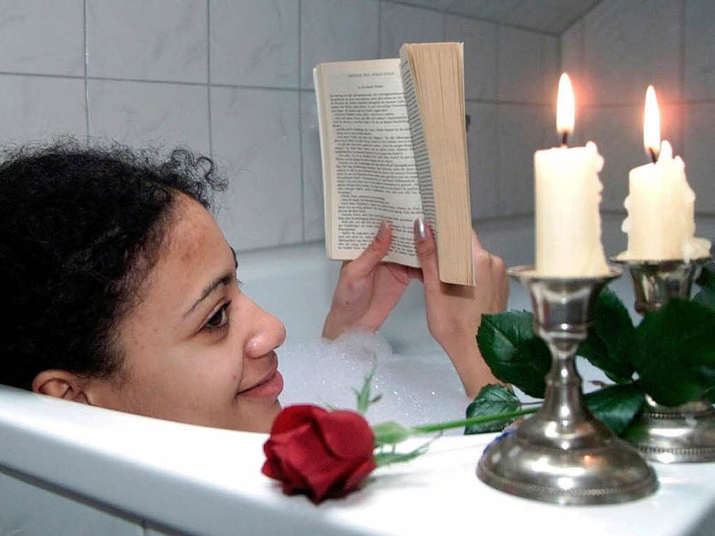 Tipp 3: Ab in die Wanne. Wenn es drauen klter wird, wrmt ein heies Bad. Entspannen Sie mit einem duftenden Badezusatz, schner Musik und einem guten Buch.
