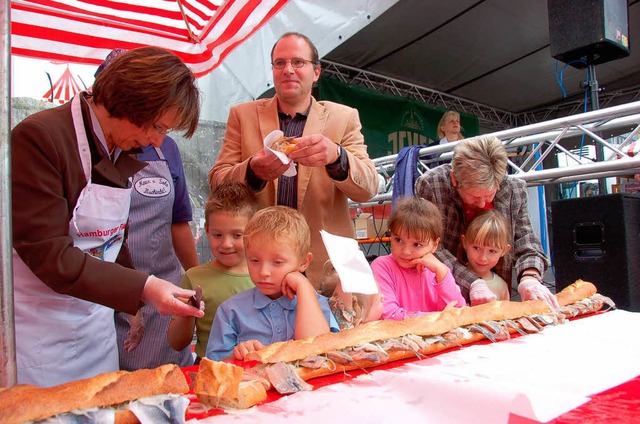 Fisch macht klug: OB Edith Schreiner v...es Riesenfischbrtchens zu animieren.   | Foto: RAB