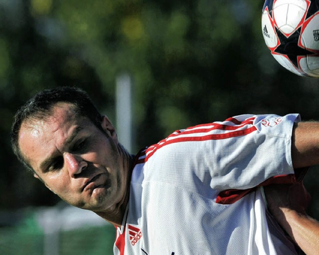 Hinterzartens Spielertrainer Zeljko Co...ng seiner Mannschaft als mit dem Ball.  | Foto: see