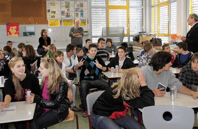 Erhard Morath, Marketingleiter der Spa...Klasse der  Hauptschule Bonndorf vor.   | Foto: Wilfried Dieckmann