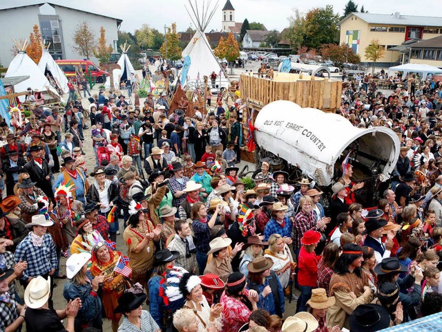 Indianer, Cowboys, Planwagen und Tipis in  Ichenheim.  | Foto: Christoph Breithaupt