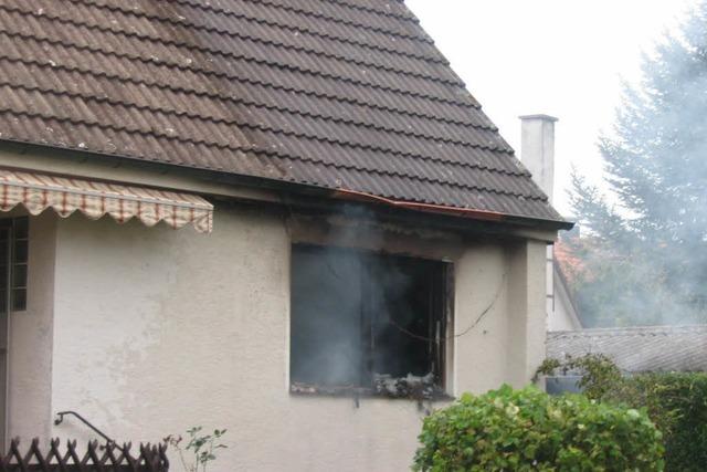 Feuer verwstet Haus in der Blumenstrae