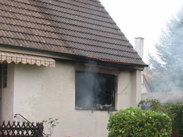 Bei einem Brand in diesem Wohnhaus in ...tzungen ein Schaden von 100.000 Euro.  | Foto: Polizei