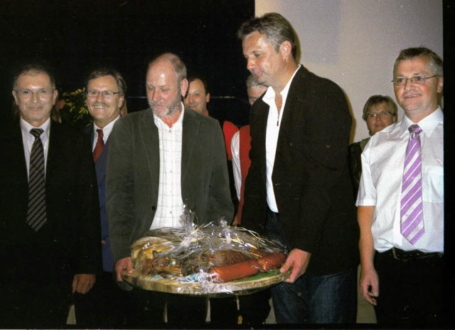 Vertrete der Oberrieder Vereine gratul...ter Franz-Josef Winterhalter (links).   | Foto: grosholz