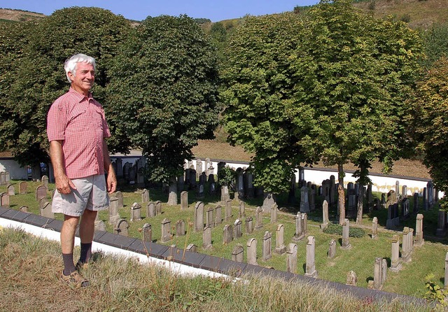 Hans Gugel und seine Helfer kmmern si...dischen Friedhofes in Ihringen stehen.  | Foto: livia noll