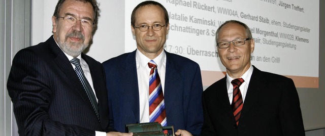 Dekan Armin Schwolgin (links) mit den ...Schnattinger und Feichtmair (rechts).   | Foto: BZ